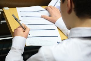 Uczniowie gdyńskich szk&oacute;ł podstawowych i ponadpodstawowych wzięli udział w II etapie Konkursu Wiedzy o Gdyni