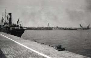  Fotografia z archiwum cyfrowego Muzeum Miasta Gdyni. Port w Gdyni, basen Południowy. Widok z nabrzeża Angielskiego na molo Węglowe i port rybacki w 1938 roku // fot. Henryk Poddębski