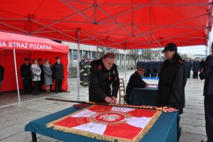 Sztandar dla Komendy Straży Pożarnej w Gdyni. Na zdjęciu prezydent Gdyni, Wojciech Szczurek.