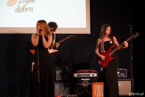 Tr&oacute;jka licealist&oacute;w na scenie podczas występu w szkole