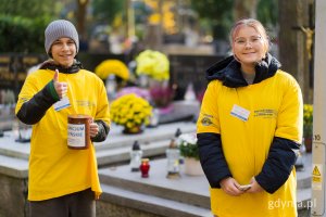 Dwoje młodych wolontariuszy podczas kwesty na rzecz gdyńskiego hospicjum 