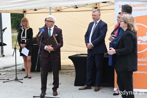 na zdjęciu uśmiechnięci ludzie