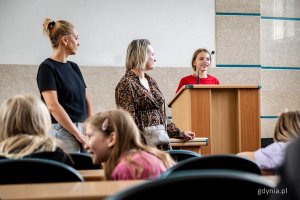 Grupa z SP nr 37 w Gdyni w sali obrad Rady Miasta Gdyni (fot. Kamil Złoch)