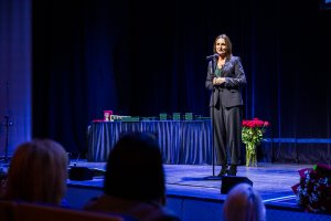 Przy mikrofonie Beata Rutkiewicz, wojewoda pomorska