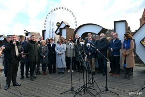 Parlamentarzyści i samorządowcy z Pomorza podczas briefingu na temat ustawy metropolitalnej