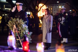 Kwiaty pod pomnikiem złożyła Beata Rutkiewicz, wojewoda pomorska (fot. Karol Stańczak)
