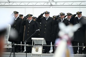Przedstawiciele dow&oacute;dztwa Marynarki Wojennej oraz gdyńskich uczelni podczas oficjalnych uroczystości z okazji 100. rocznicy nadania Gdyni praw miejskich