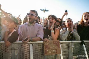 Uczestnicy festiwalu bawiący się przed sceną główną // fot. Karol Stańczak