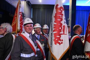 Poczet sztandarowy NSZZ „Solidarność" (fot. Magdalena Starnawska)