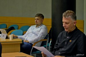 Od lewej: radny miasta Dominik Aziewicz i Piotr Frąckowiak, członek Rady ds. Mężczyzn w Gdyni, podczas drugiego posiedzenia rady