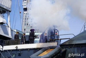 Salut armatni z pokładu ORP „Błyskawicy” (fot. Magdalena Starnawska)
