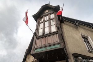 Dom Jana Radtkego - pierwszego wójta Gdyni - na rogu ulic Świętojańskiej i 10 Lutego. Zdobią go dwie biało-czerwone flagi // fot. Kamil Złoch