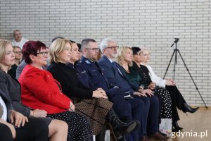 Wśród gości siedzą m.in.: wiceprezydentka Oktawia Gorzeńska i Dorota Dunst, dyrektorka V LO im. płk. Stanisława Dąbka