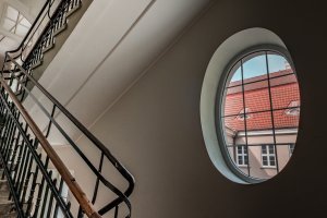 Budynek dawnej szkoły przy ul. 10 lutego zaadaptowany zostanie na potrzeby Centrum Nowoczesnego Seniora // fot. Laboratorium Innowacji Społecznych