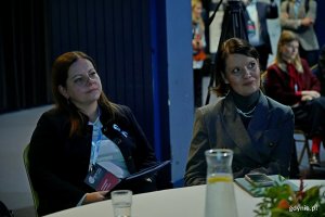 Prezydent Gdyni Aleksandra Kosiorek oraz Katarzyna Gruszecka-Spychała – wiceprezes Zarządu Morskiego Portu Gdynia ds. finansów i zarządzania aktywami podczas Baltic Ports for Climate Conference 2025