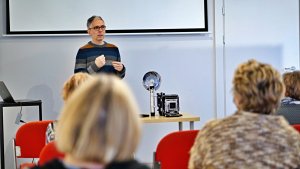 Seniorzy podczas warsztatów fotograficznych ze Sławomirem Pultynem // fot. Bartosz Izdebski