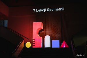 Spektakl performatywno-taneczny „7 lekcji geometrii” w holu Dworca Morskiego, fot. Karol Stańczak