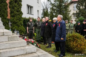 Gdyńscy samorządowcy zlożyli kwiaty przed pomnikiem Ofiar I Wojny Światowej. Od lewej: Marek Stępa - naczelnik Wydziału Ochrony Dziedzictwa Urzędu Miasta Gdyni, prezydent Wojciech Szczurek, Joanna Zielińska - przewodnicząca Rady Miasta Gdyni oraz radny miasta Zenon Roda. W tle inni uczestnicy uroczystości // fot. Karol Stańczak