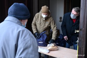 Osoby samotne i potrzebujące otrzymały paczki z tradycyjnymi wielkanocnymi produktami. ok. 60 osób odebrało je w niedziele przy kościele oo. franciszkanów // fot. Michał Puszczewicz