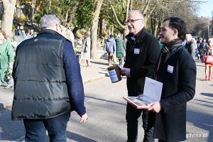 Na cmentarzu Witomińskim kwestował również wiceprezydent Gdyni - Michał Guć // fot. Michał Puszczewicz