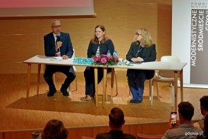 Od lewej: dr hab. inż. arch. Robert Hirsch – miejski konserwator zabytków w Gdyni, prezydent Aleksandra Kosiorek oraz Joanna Leman – kierowniczka Referatu Współpracy z Zagranicą  Urzędu Miasta Gdyni podczas drugiego dnia 10. edycji konferencji „Modernizm w Europie – modernizm w Gdyni”