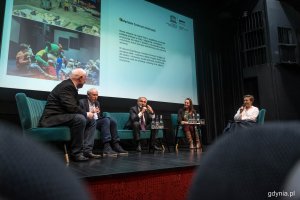 Konferencja prasowa, od lewej: Kazimierz Wierzbicki, KAZstudio, Leszek Kopeć, dyrektor Gdyńskiego Centrum Filmowego, prezydent Wojciech Szczurek, Maja Wagner, naczelnik Wydziału Kultury UM,Magdalena Jacoń, rzecznik prasowy Gdyńskiego Centrum Filmowego. // fot. Kamil Złoch