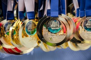 Każdy z uczestnik&oacute;w otrzymał wyjątkowy medal, kt&oacute;ry budził podziw u zawodowc&oacute;w i amator&oacute;w (fot. Karol Stańczak)