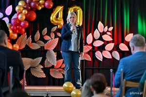 Beata Zastawna &ndash; przewodnicząca Rady Miasta Gdyni przemawiająca podczas uroczystości z okazji jubileuszu 40-lecia Szkoły Podstawowej nr 49 dla Dzieci Niedosłyszących