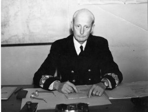 Kontradm. Józef Unrug w swoim gabinecie, lata 1945-1947, fot. Muzeum Marynarki Wojennej