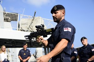 Uczniowie SP nr 26 w Gdyni zwiedzają HMS Diamond, fot. Kamil Złoch