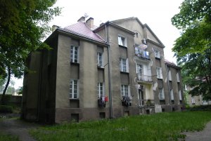 Szary budynek przy ul. ul. Arciszewskich 26