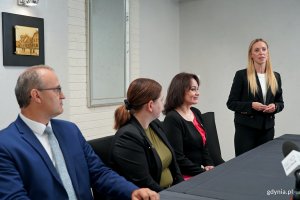 Od prawej: Małgorzata Polan &ndash; dyrektor Wydziału Projekt&oacute;w Inwestycyjnych Urzędu Miejskiego w Gdańsku, Mariola Zmudzińska &ndash; burmistrz gminy Żukowo, prezydent Gdyni Aleksandra Kosiorek i wicewojewoda pomorski Emil Rojek podczas podpisania umowy ws. finansowania i budowy łącznicy Obwodnicy Metropolii Tr&oacute;jmiejskiej