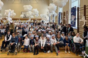 Uroczyste obchody 100-lecia Gdyni połączone z gościnnym występem ch&oacute;ru &bdquo;Zawisza Czarny&rdquo; w ZSS nr 17 w Gdyni (fot. Katarzyna Belcerzak)