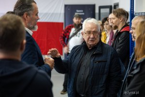 Prezentacja rakiety PERUN w siedzibie firmy SpaceForest w Gdyni. Jeden z gości, prof. Edmund Wittbrodt (fot. Kamil Złoch)