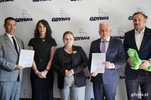 Do Gdyni trafią fabrycznie nowe autobusy Solaris Urbino 12 oraz Solaris Urbino 18 z silnikami spalinowymi. Na zdjęciu widoczni od lewej: Andrzej Sienkiewicz, dyrektor sprzedaży krajowej Solaris Bus & Coach sp. z o.o., Agnieszka Jankowska, wiceprezes zarządu GKM sp. z o.o., Aleksandra Kosiorek, prezydent Gdyni, Tomasz Konewka, prezes zarządu sp&oacute;łki Gdyńska Komunikacja Miejska oraz Tomasz Augustyniak, wiceprezydent Gdyni. (fot. Łukasz Kamasz)