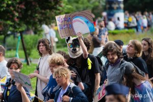 Uczestnicy 11. Tr&oacute;jmiejskiego Marszu R&oacute;wności idący ulicą 