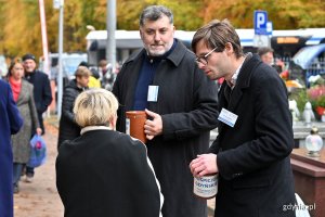 Radny Gdyni Marek Dudziński oraz Artur Dziambor podczas kwesty na Cmentarzu Witomińskim 