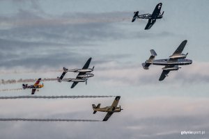 Sobotnie pokazy lotnicze nad gdyńską plażą miejską // fot. Dawid Linkowski
