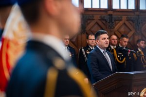 Uroczysta zbiórka strażaków w Dworze Artusa w Gdańsku. W uroczystościach wziął udział wiceprezydent Maciej Zielonka, który tego dnia przekazał nagrody finansowe w imieniu prezydent Gdyni Aleksandry Kosiorek (fot. Karol Stańczak)