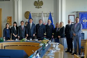 Wspólne zdjęcie delegacji z Tajwanu oraz przedstawicieli uczelni i miasta, którzy uczestniczyli w spotkaniu na Uniwersytecie Morskim