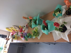 Małe kwiaty w doniczkach przeznaczone do zabrania do domu za datek