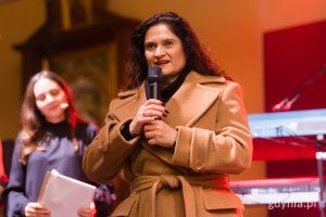 Gala finałowa X edycji Przeglądu Teatrów Amatorskich „Kurtyna” w gdyńskim Małym Kacku. Przemawia posłanka na Sejm Dorota Arciszewska-Mielewczyk (fot. Paweł Budziński)