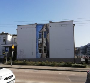  Mieszkańcy Gdyni i pacjenci przychodni już mogą cieszyć oko ciepłą bielą elewacji i uporządkowanymi reklamami, fot. materiały prasowe.