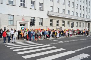 Uczestnicy przemarszu w ramach V Pomorskiego Dnia Seniora zgromadzeni przed Urzędem Miasta Gdyni