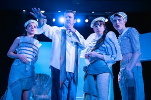 Zdjęcie z pr&oacute;by spektaklu &bdquo;Gdynia. Fordewind&rdquo;. Scena Zbiorowa