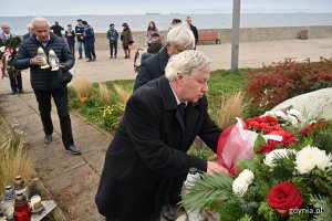 Uroczystości ku pamięci zaginionych i zmarłych na morzu przy pomniku „Zaginionych na morzu” w Gdyni, fot. Michał Puszczewicz