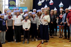 Uroczyste obchody 100-lecia Gdyni połączone z gościnnym występem ch&oacute;ru &bdquo;Zawisza Czarny&rdquo; w ZSS nr 17 w Gdyni (fot. Katarzyna Balcerzak)