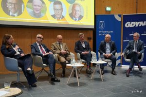 Na zdjęciu (od lewej): prezydent Gdyni Aleksandra Kosiorek, rektor Uniwersytetu Gdańskiego prof. dr hab. Piotr Stepnowski, zastępca nadleśniczego Nadleśnictwa Gdańsk Mariusz Tokarczyk, prezes zarządu IGCP Jacek Szymczak, prezes zarządu OPEC Grudziądz Marek Dec, prezes zarządu OPEC Gdynia Wojciech Folejewski (fot. Magdalena Starnawska)