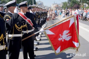 Marynarze z Marynarki Wojennej ze sztandarem z białym orłem
