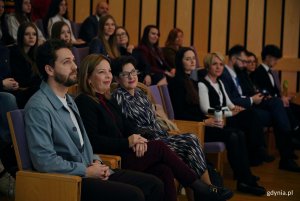 Od lewej: Filip Śmigielski – miejski rzecznik praw uczniowskich, wiceprezydentka Gdyni Oktawia Gorzeńska, przedstawicielka Pomorskiego Kuratorium Oświaty, Marta Jasińska, Dorota Gorzejewska – koordynatorka samorządów uczniowskich szkół ponadpodstawowych, Mateusz Syldatk – koordynator samorządów uczniowskich szkół podstawowych oraz Aleksandra Sienkiewicz-Syldatk – koordynatorka samorządów uczniowskich szkół podstawowych podczas konferencji „Głos młodych: sprawczość, prawa, przyszłość”